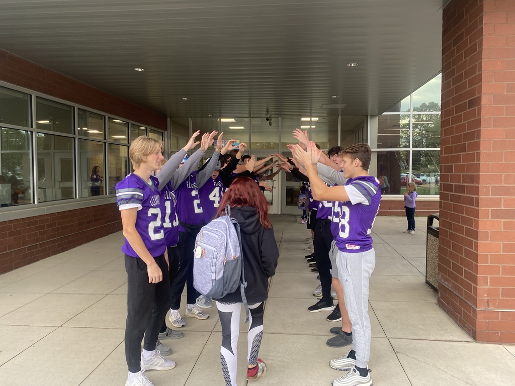 Football players greet EES students